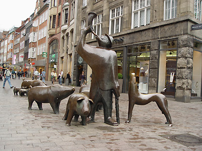 Schweinehirt mit Schweinen und Hund in der Sögestraße