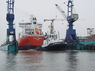 Die "Sten Embla" verläßt das Trockendock