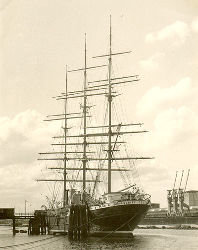 Schulschiff Deutschland in Bremen an der Stephanibrücke um 1960 