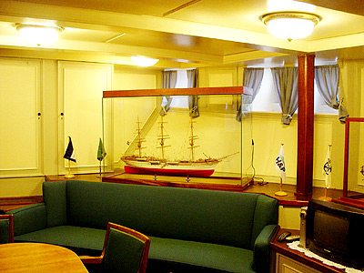 Salon des Segelschulschiffes mit einem modell der "Prinzess Eitel Friedrich"